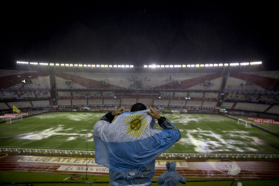 브라질-아르헨, 폭우로 하루 연기