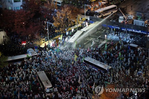 서울 도심서 대규모 집회··· 경찰과 밤새 충돌
