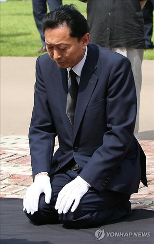 ’무릎사죄’ 하토야마 前일본총리 도로서 우익단체 차량에 포위