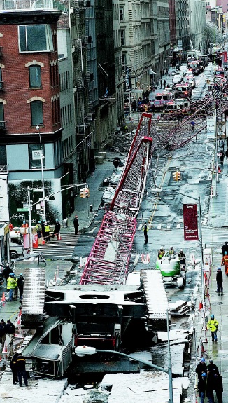 15층 높이 크레인 맨해턴 도로 덮쳐 1명 사망·15명 부상