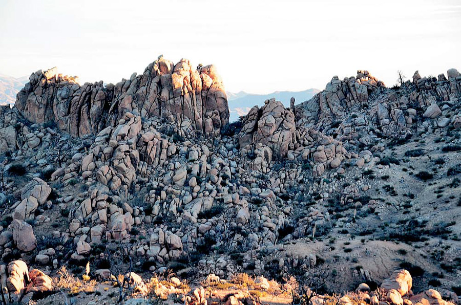 Chaparrosa Peak, 톱날처럼 날카로운 바위 봉우리들 눈앞에 펼쳐져
