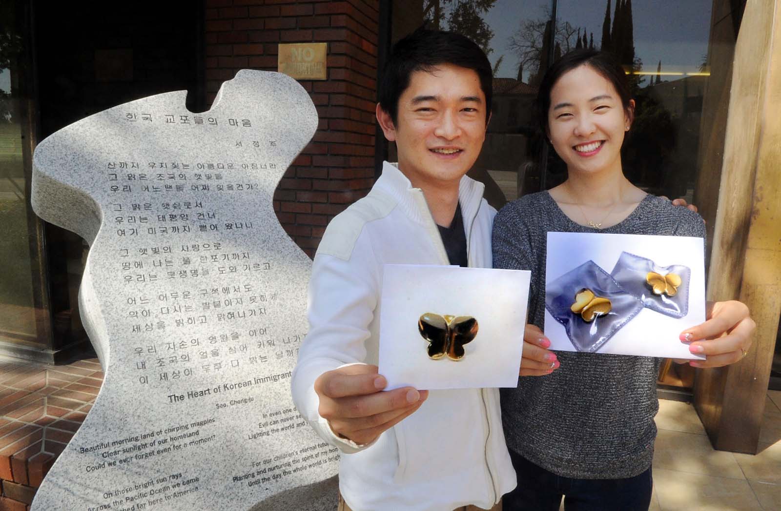 LA 한인부부, ‘위안부 나비 배지 100만인 달기’ 운동
