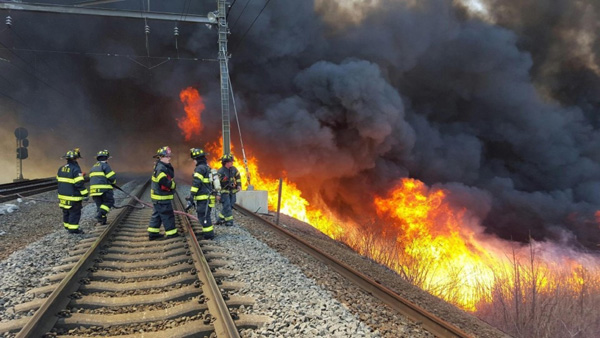 뉴저지 시카커스 인근 목초지 화재로 열차 운행 중단 승객들 큰 불편