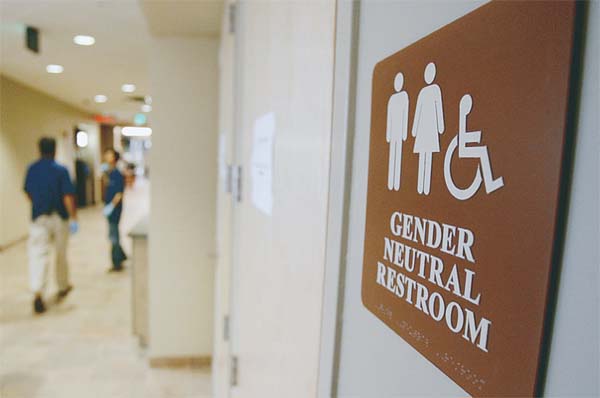 “성전환자 화장실 선택권 줘라”  연방 정부, 모든 공립학교에 지시