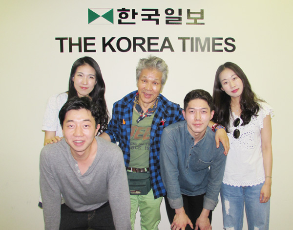 “한국 연극으로 향수 달래세요”