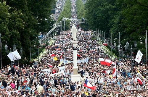 폴란드 방문 프란치스코 교황, 미사 집전 중 ‘꽈당’