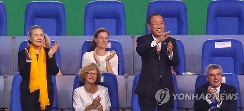 한국 선수단, 반기문 총장 기립박수 받으며 입장