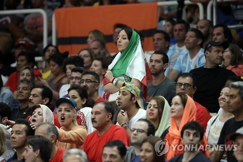 생애 첫 스포츠경기 직접 보고 감격한 이란 여성