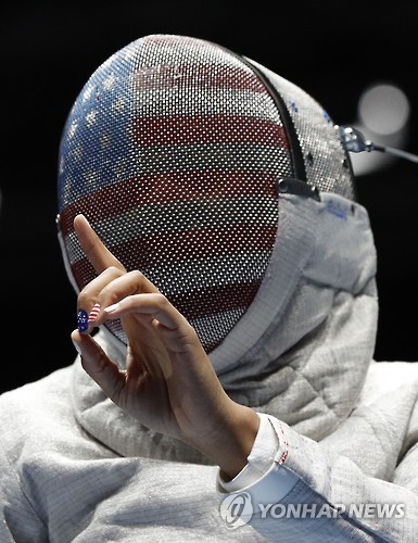 히잡 쓴 미국인 무슬림 검객…“USA”로 가득찬 경기장