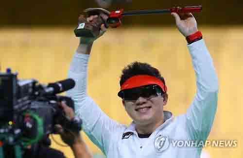 진종오,50m 권총 역전 금메달…한국 첫 올림픽 3연패
