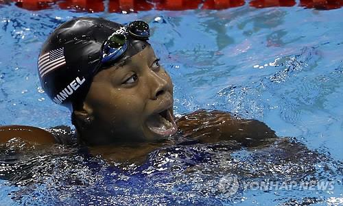 마누엘, 여자수영 흑인 첫 금메달