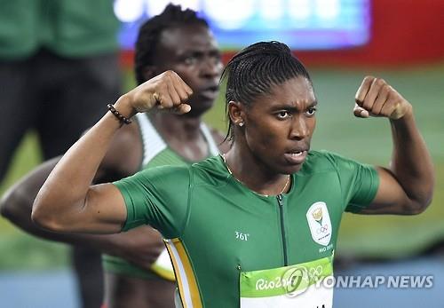 ‘성별 논란’ 딛고 800m 우승한 세메냐, 남아공 폐막식 기수