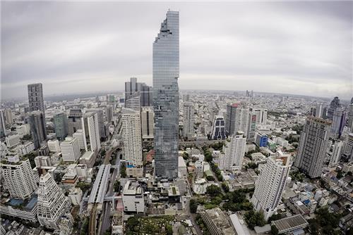 ‘옆구리 터진 듯?’ 태국 최고 77층 빌딩, 방콕 랜드마크로