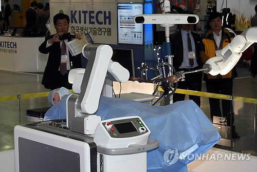 ’인간 눈 속 투입’ 로봇 수술 첫 성공…”시력 회복”