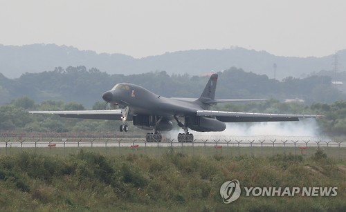 美 폭격기 B-1B 한국 착륙…北 핵위협 억제 무력시위