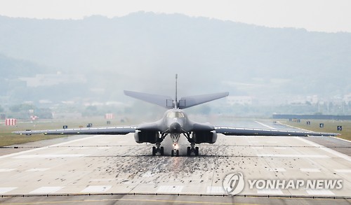 美 폭격기 B-1B 한국 착륙…北 핵위협 억제 무력시위