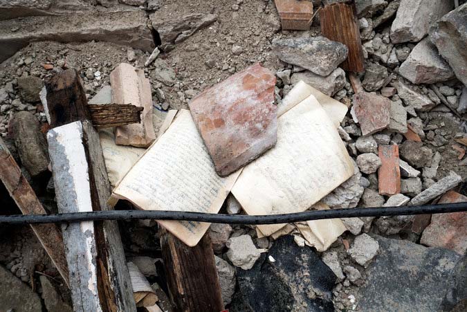 지진 폐허 속 “역사를 구하라” 위험 무릅쓴 사투