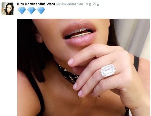킴 카다시안 트위터 반지 자랑이 강도 불렀다