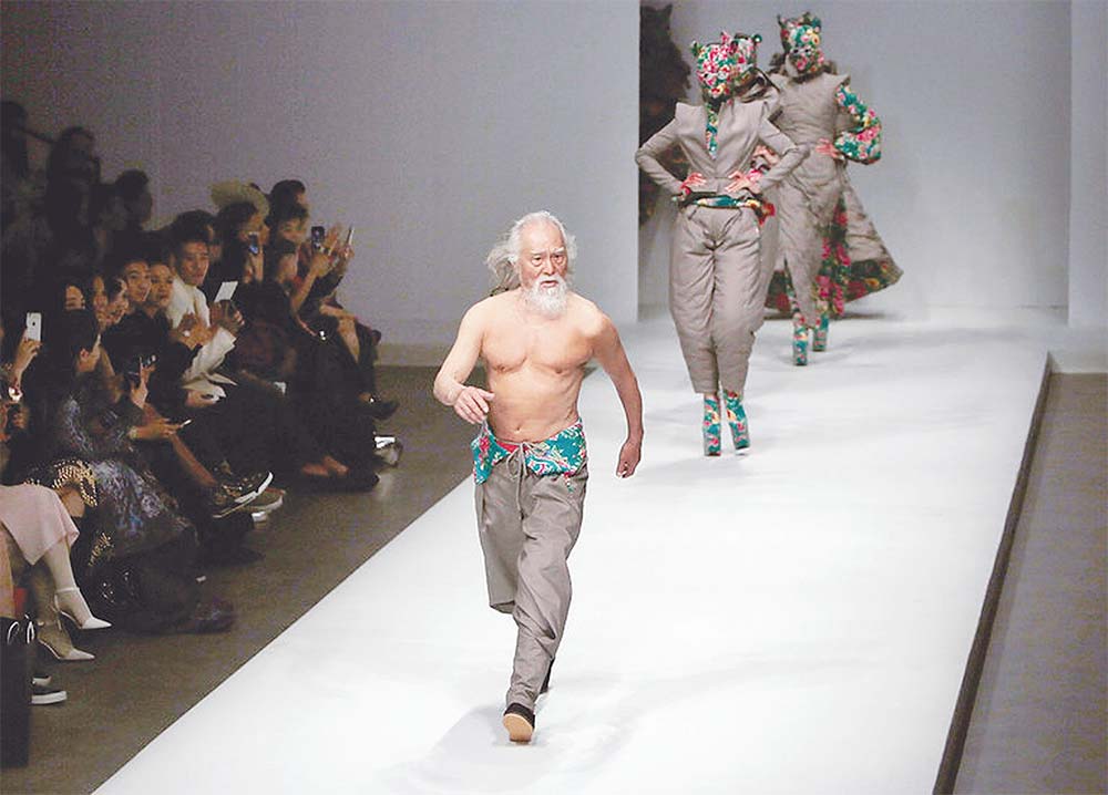 중국에서‘가장 핫한 할아버지’… 80세 패션모델 ”나이는 숫자일 뿐, 끝없는 도전으로 젊음 유지”
