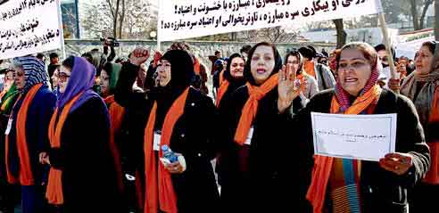 부르카에 가려진 채… 아프간 여성 인권 되레 뒷걸음질