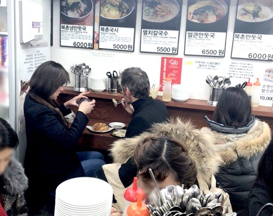 한국 찾은 밀라 요보비치, 인사동 포착…“튀김만두 정복”
