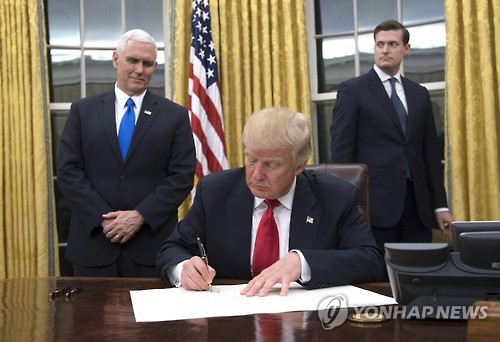 트럼프 ‘TPP 탈퇴’ 행정명령 서명…“美근로자 위해 좋은 일”