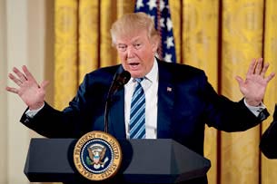 트럼프, 취임 하자마자 ‘언론과의 혈투’ 예고