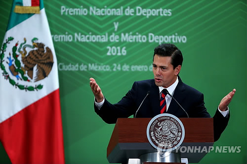 장벽 ‘대립’…멕시코 “비용못내” vs 트럼프 “관세 부과해 충당”
