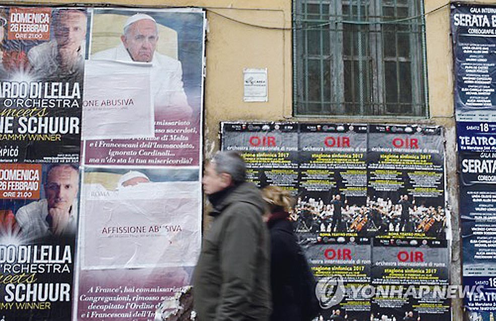 교황 “인격모독도 십계명 위반”… 보혁 갈등 재연