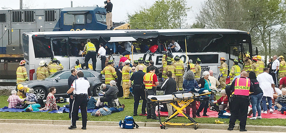 화물열차-버스 충돌 3명 사망