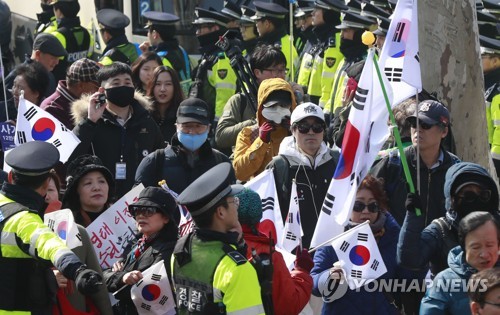 박 전 대통령 ‘최장시간 조사’에 기다리던 지지자들 발길 돌려