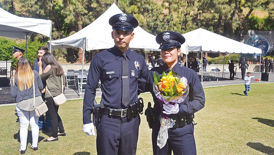 LAPD 한인여성 포함 경관 2명 탄생