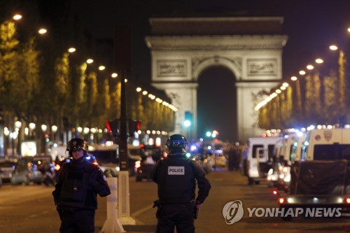 파리 심장부 노린 IS 총격 테러…대선 코앞 프랑스 ‘경악’