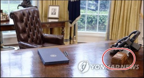 트럼프 백악관 집무실 ‘빨간버튼’의 비밀…콜라 배달용 호출기