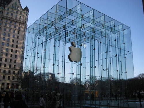 애플, 미국 기업 최초 시총 8천억 달러 돌파