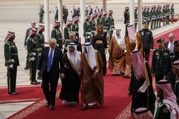 미국서 궁지몰린 트럼프, 첫 순방국인 사우디에선 ‘국왕급 환대’ 받아