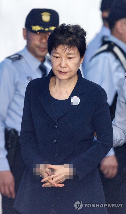 박 전 대통령, 사복에 수갑…집게 핀 올림머리·503번 배지