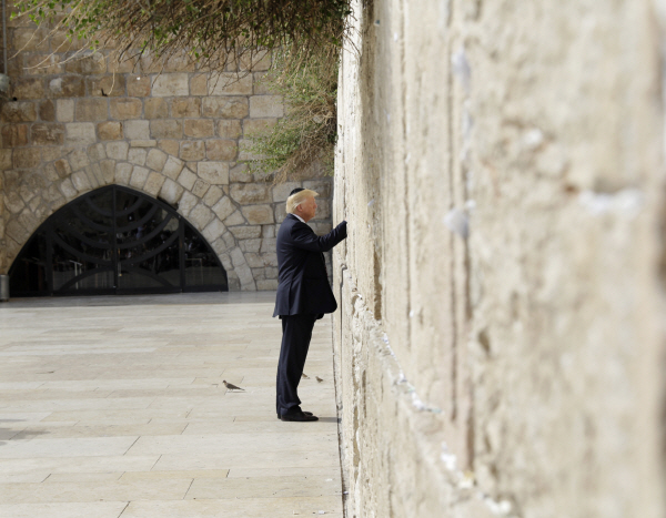 트럼프, 유대모자 쓴채 ‘통곡의 벽’ 방문