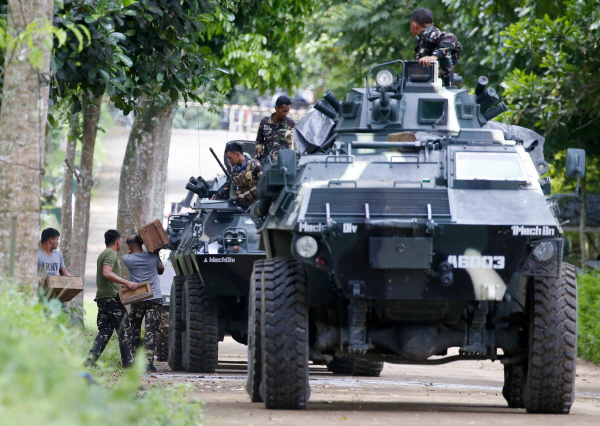 필리핀 정부군, IS추종 반군 점령 소도시 공습…14만명 피난