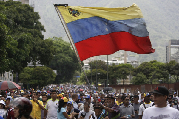 베네수엘라 시위대 체포 3,000명 육박…브라질 향한 난민 급증