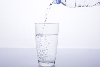 물과 감귤류 음료 마시면 결석예방 도움