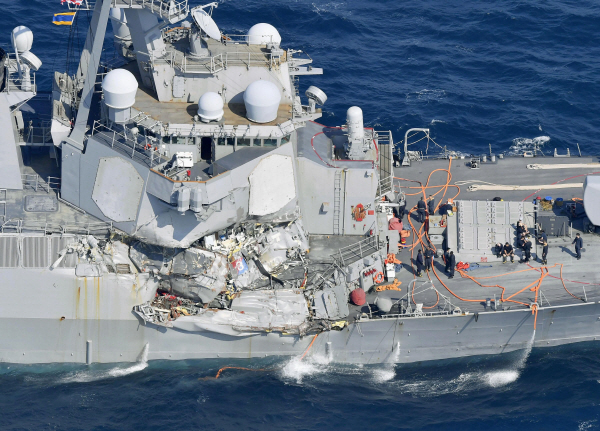 미 해군 구축함 일본 해상서 충돌...7명 실종