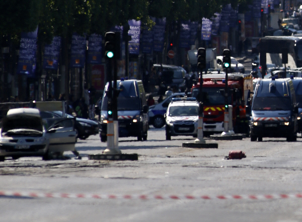 파리서...런던서... 차량 돌진 테러, 보복테러 잇달아 발생