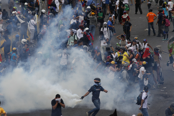 대법원에 헬기 공습...베네수엘라 반정부 시위 넘어 내전 가나