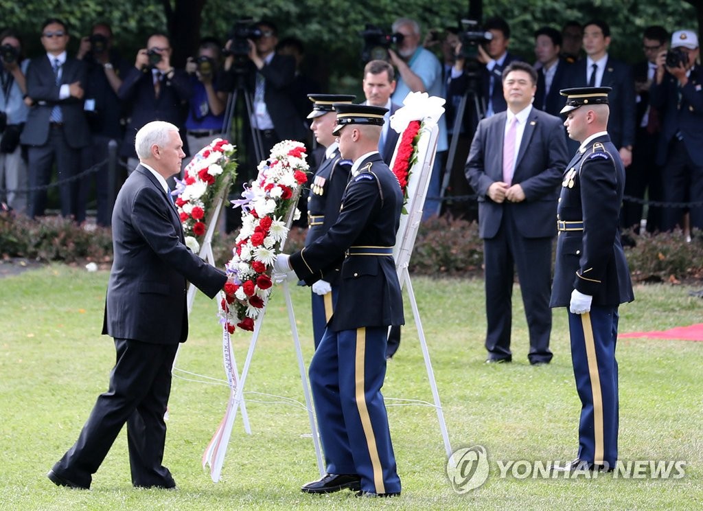 文대통령, 펜스 美부통령과 함께 한국전 참전기념비 참배