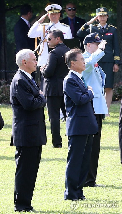 文대통령, 펜스 美부통령과 함께 한국전 참전기념비 참배