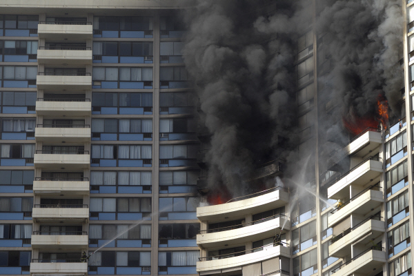 하와이 고층 아파트서 불, 3명 사망
