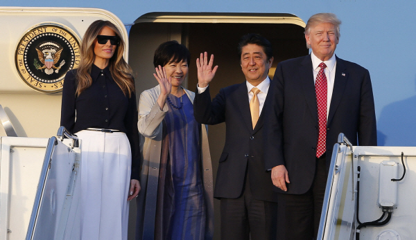 트럼프, 이번엔 일본 총리부인 “아키에 여사, 영어 못한다” ‘험담’ 논란
