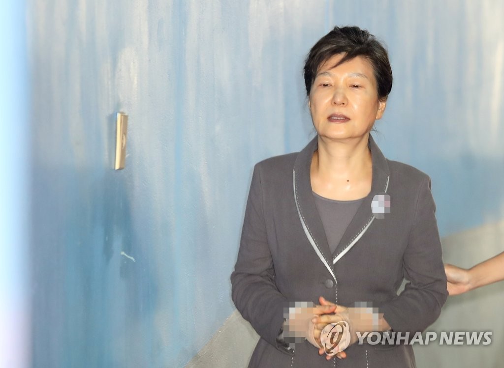 박근혜, 법정서 휴대전화 사용…朴측 “재판중계 뉴스 봤다”