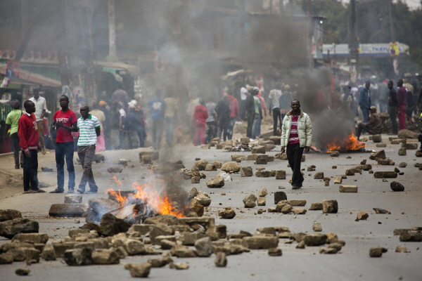 케냐 대선서 케냐타 재선 확실시…야권 반발 속 유혈충돌